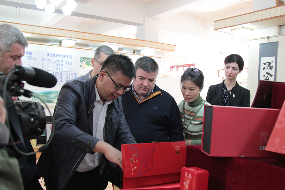 5圖為滇紅集團副總裁蘇向宇向考察組成員介紹滇紅茶品質(zhì)特點